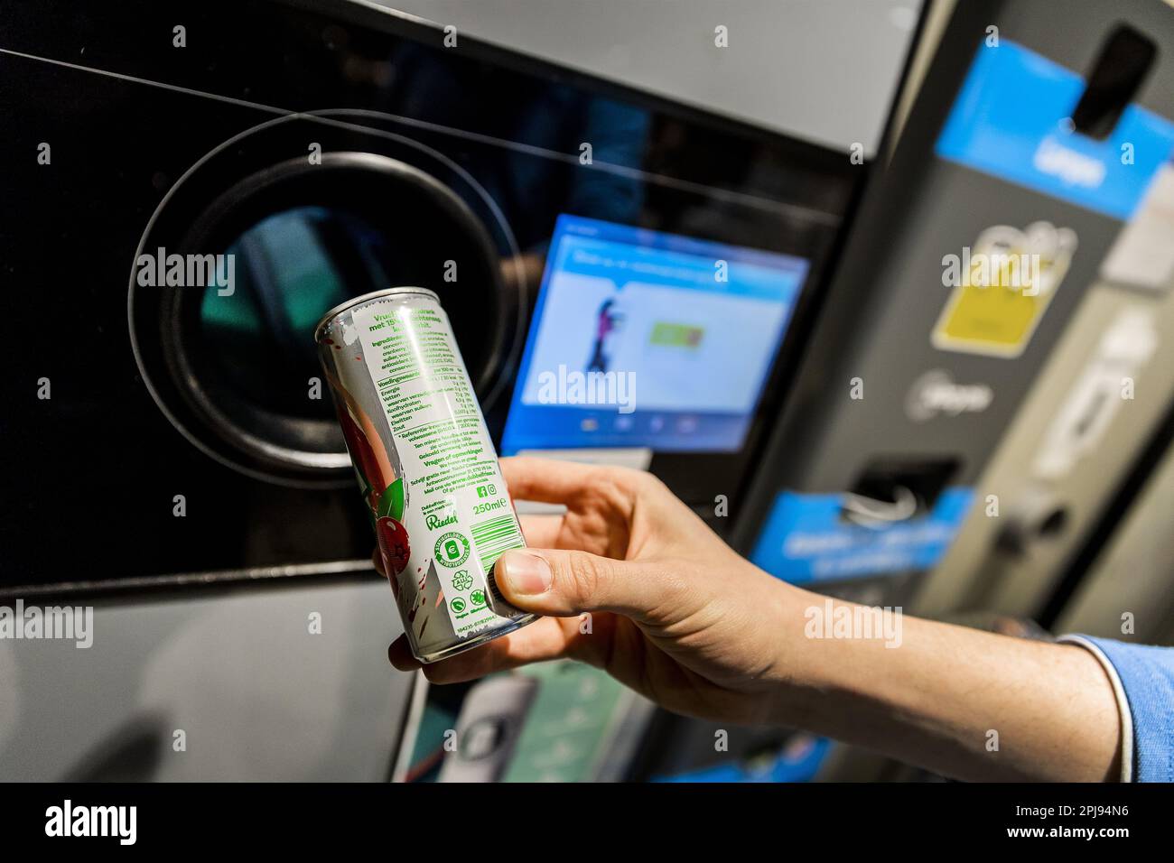 HAARLEM - A can with a deposit in a supermarket. In addition to small plastic bottles, there will also be a € 0.15 deposit on cans of drinks, such as soft drinks, beer and energy drinks. Cans with a deposit will soon be recognizable by the deposit logo and can be handed in at more than 27,000 collection points, such as supermarkets, petrol stations along the highway and sports clubs. ANP REMKO DE WAAL netherlands out - belgium out Credit: ANP/Alamy Live News Stock Photo