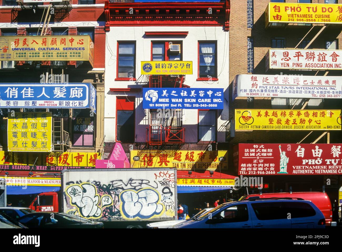 1999 HISTORICAL STREET SCENE SHOPS CHINATOWN BOWERY MANHATTAN NEW YORK CITY USA Stock Photo