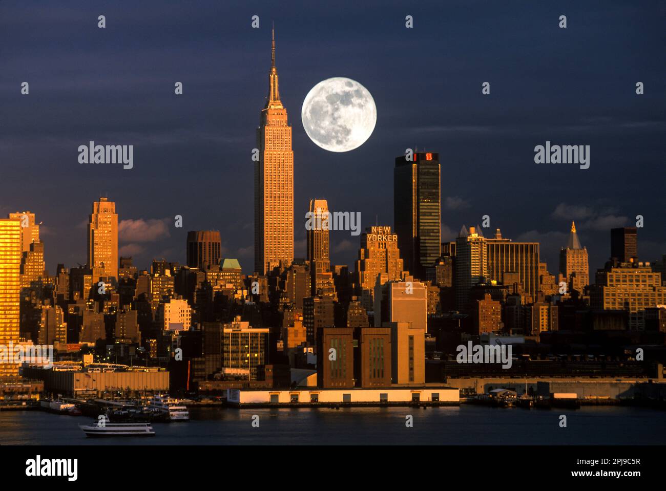 2001 HISTORICAL EMPIRE STATE BUILDING MIDTOWN SKYLINE HUDSON RIVER MANHATTAN NEW YORK CITY USA Stock Photo