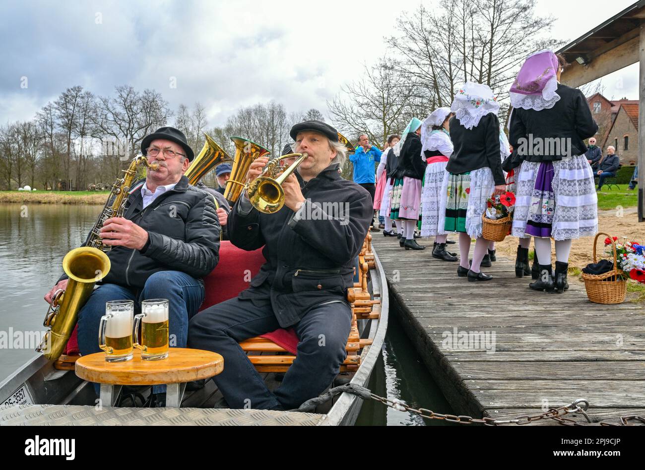 Schlepzig, Germany. 01st Apr, 2023. Brass bands play at the opening of the season at the harbor at the Weidendom in the Spreewald village of Schlepzig. At the opening of the season, the rudel (wooden pole for moving the barge) is ceremoniously handed over to a bargeman. At the same time in several places in the Spreewald, the traditional opening of the season with the handing over of the pack took place. Credit: Patrick Pleul/dpa/Alamy Live News Stock Photo