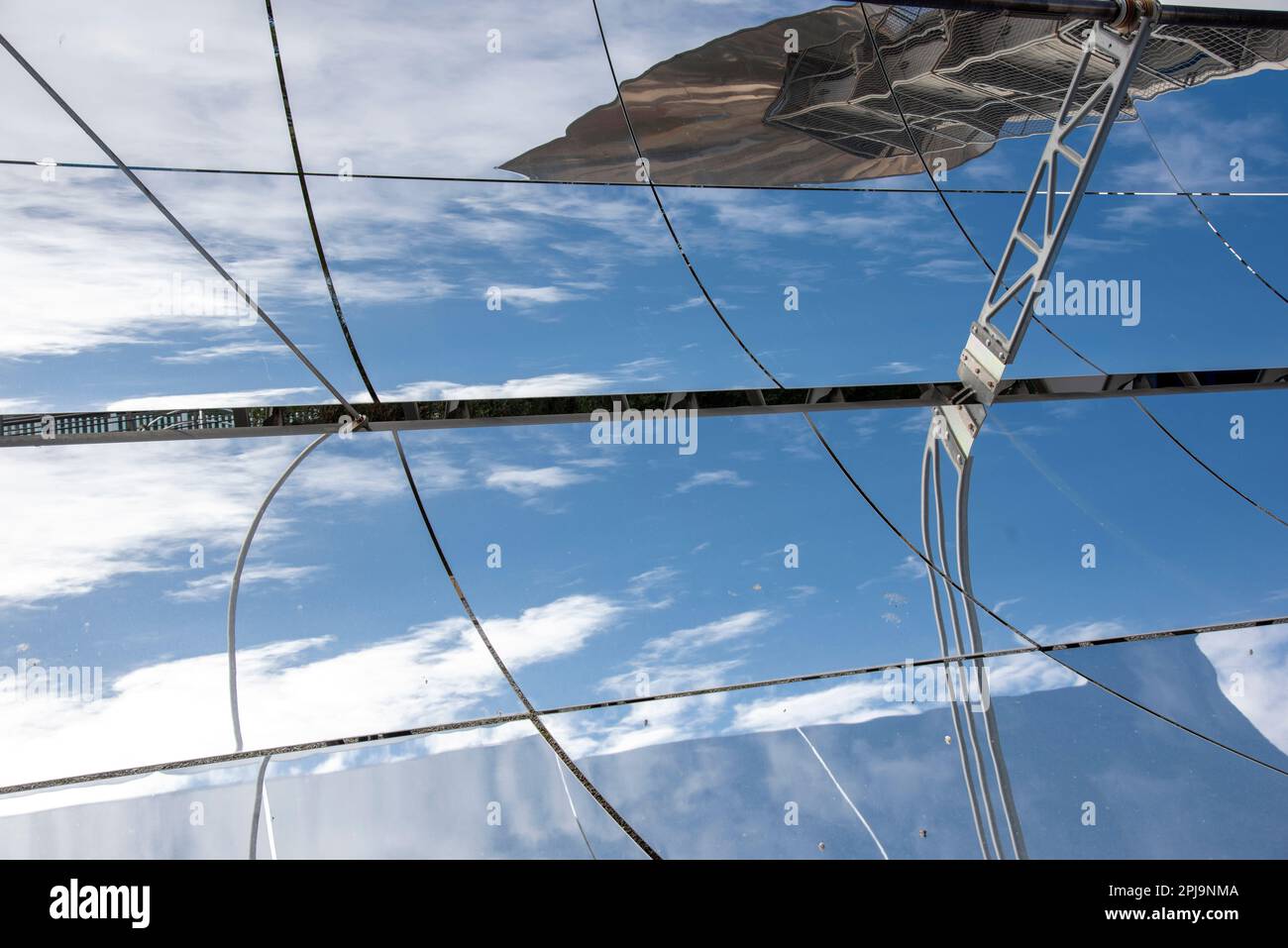 Detalle de los espejos solares parabólicos de una instalación de energía solar Stock Photo