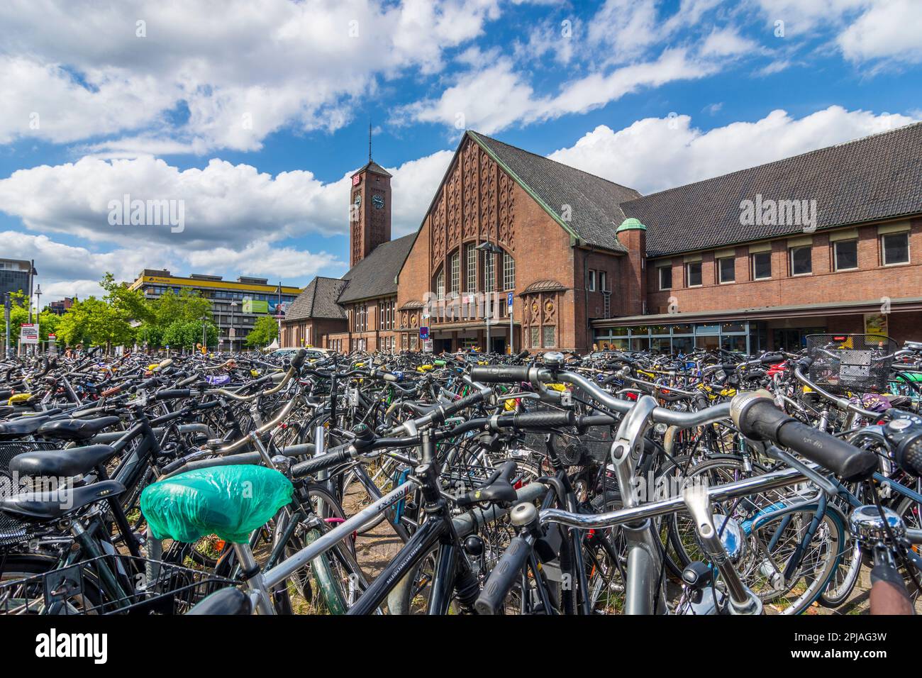 Oldenburg Oldenburg Hauptbahnhof railway station, bicycle parking