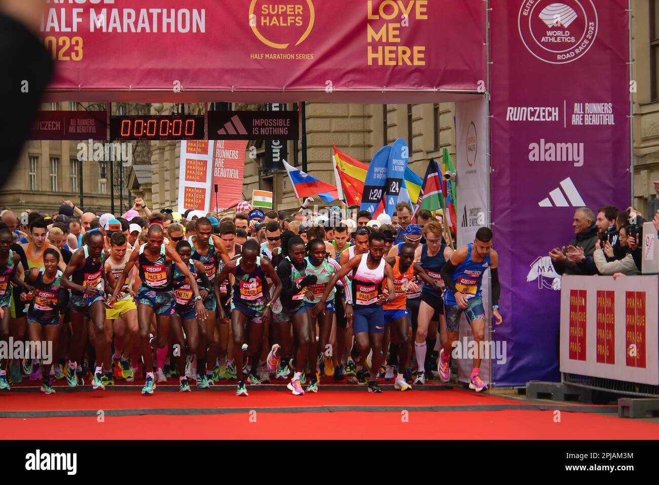 Running Races 1 2 Marathon With The Participation Of Elite Runners On