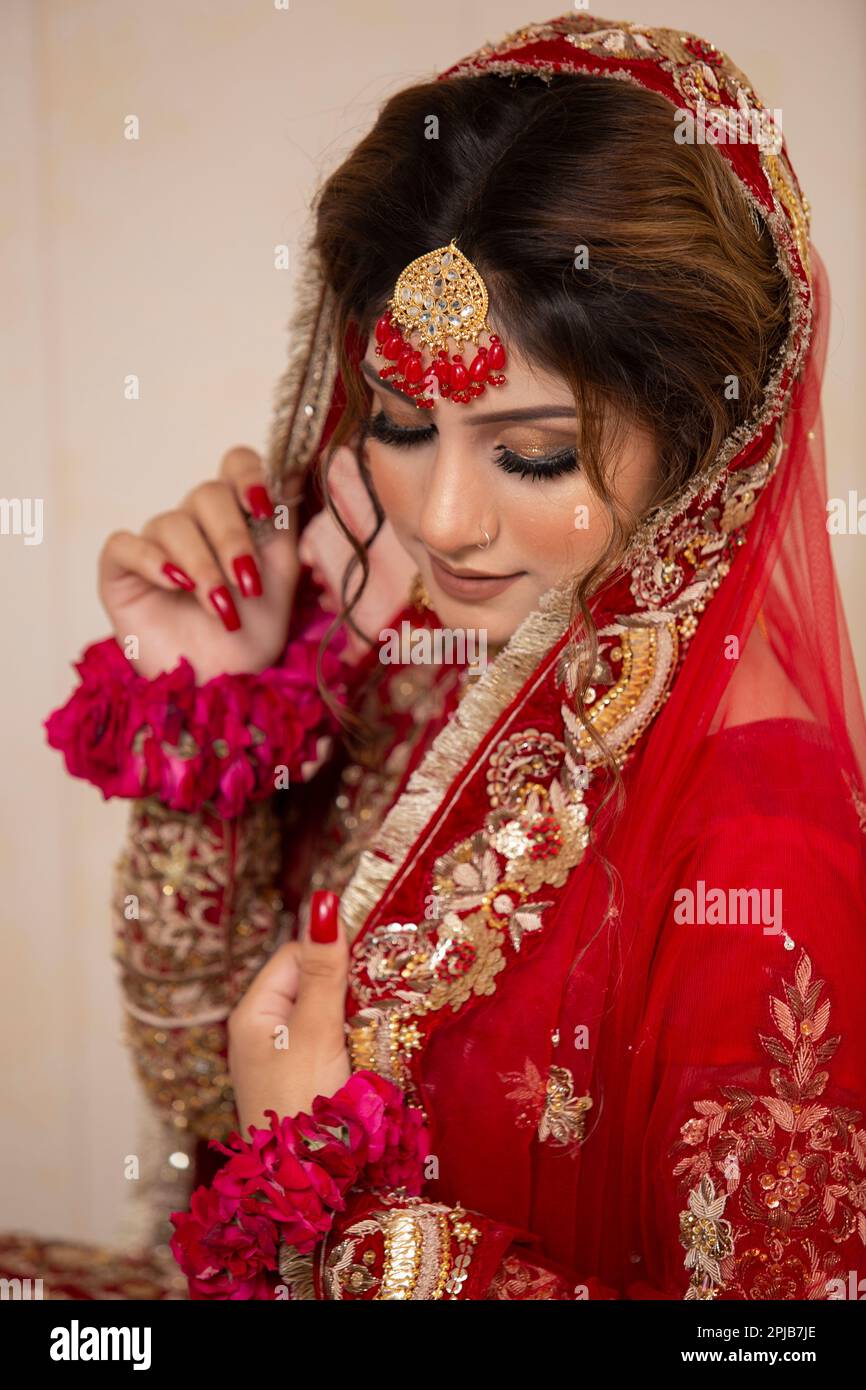 Indian girl red veil hi-res stock photography and images - Alamy