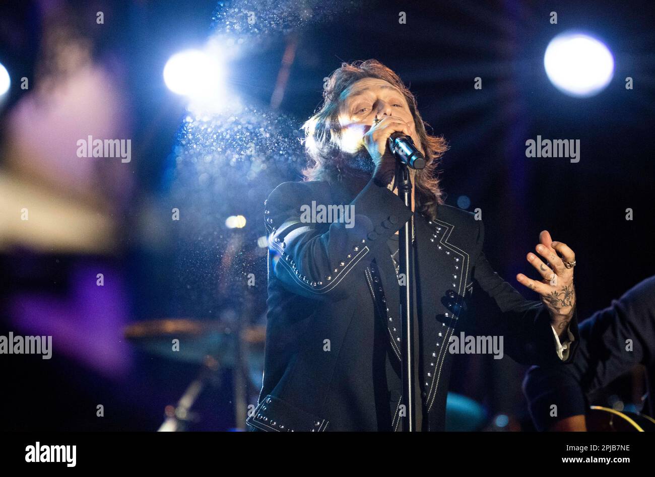 Austin Texas USA, March 31, 2023: Lead singer of rock & roll band The Black Crowes, CHRIS ROBINSON, sings onstage during a taping of Country Music Television's (CMT) Crossroads on an outdoor stage downtown. Credit: Bob Daemmrich/Alamy Live News Stock Photo