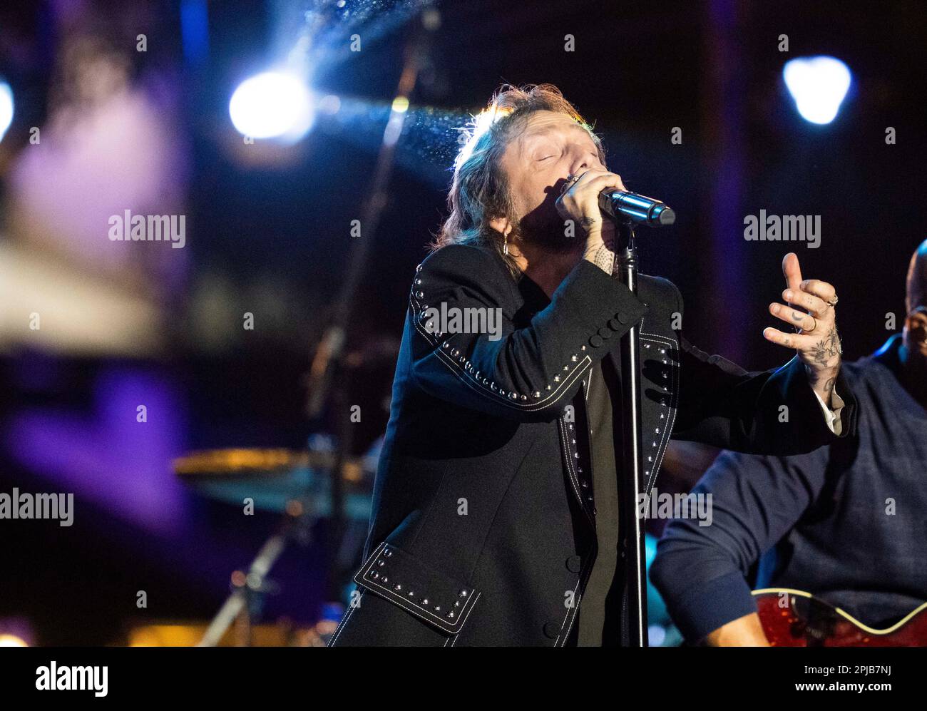 Austin Texas USA, March 31, 2023: Lead singer of rock & roll band The Black Crowes, CHRIS ROBINSON, sings onstage during a taping of Country Music Television's (CMT) Crossroads on an outdoor stage downtown. Credit: Bob Daemmrich/Alamy Live News Stock Photo