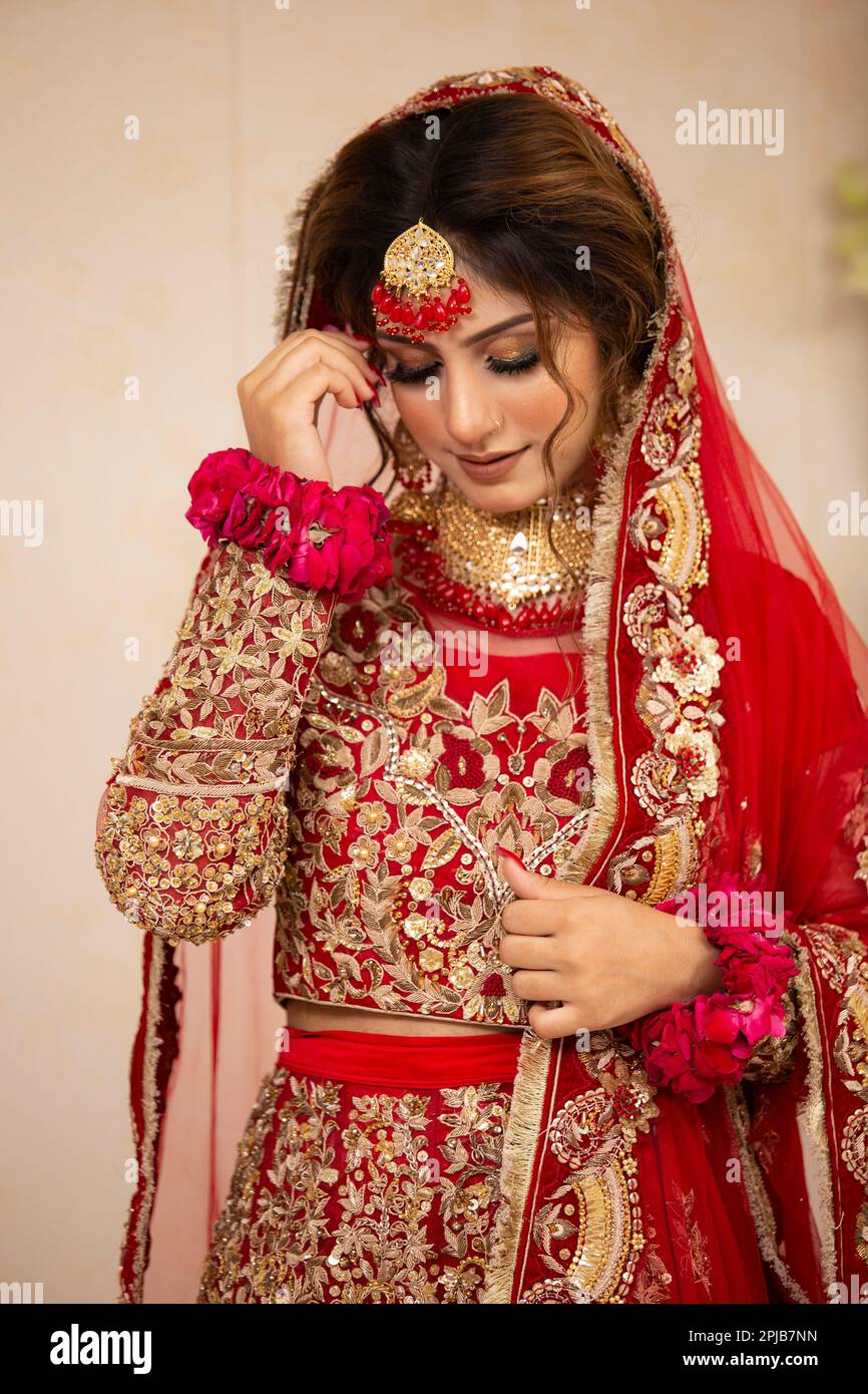 Indian girl red veil hi-res stock photography and images - Alamy