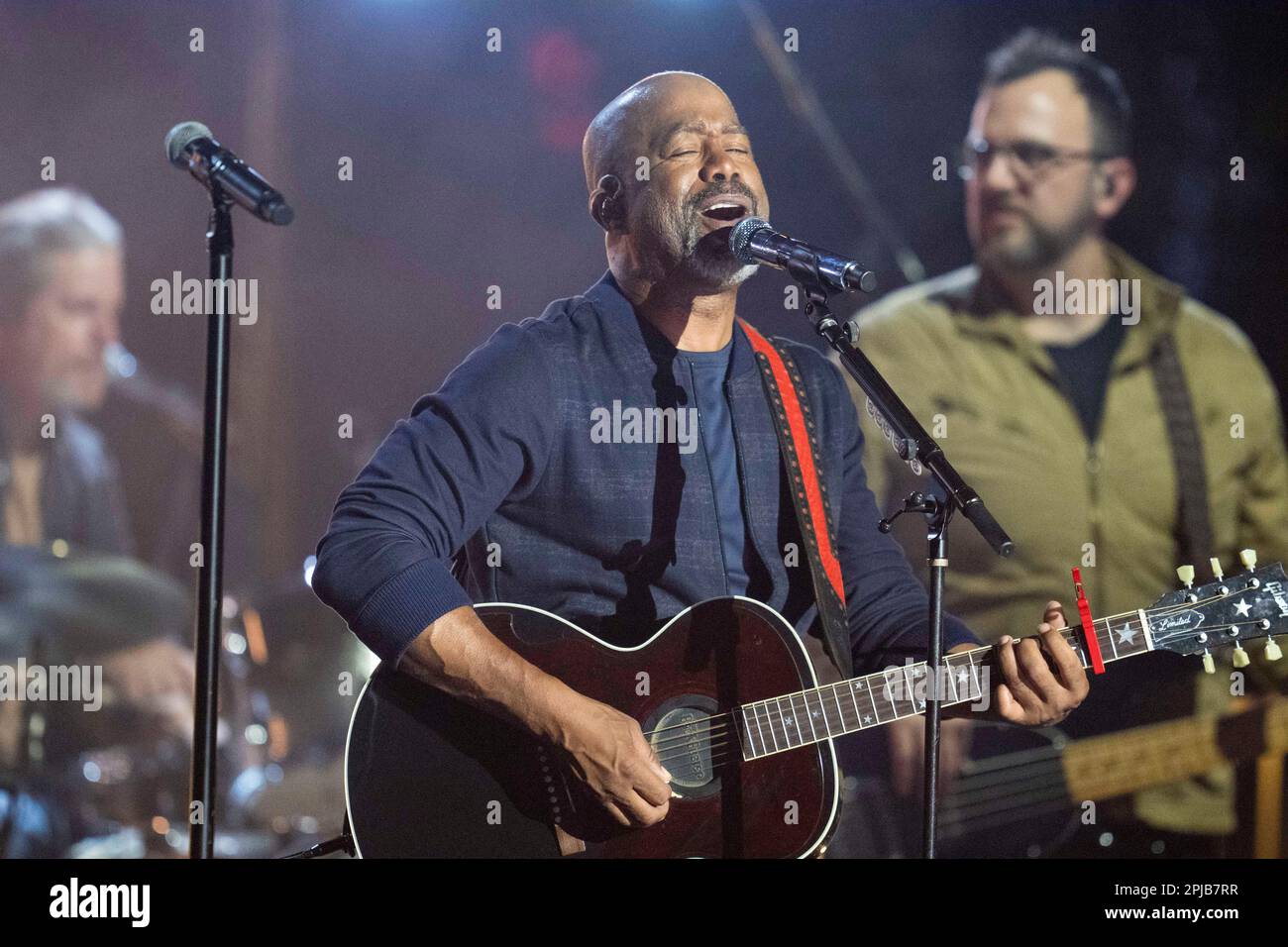 Austin Texas USA, March 31 2023: Country and pop singer DARIUS RUCKER (c) teams up with rock & roll band The Black Crowes for a taping of Country Music Television's (CMT) Crossroads in downtown Austin. Credit: Bob Daemmrich/Alamy Live News Stock Photo