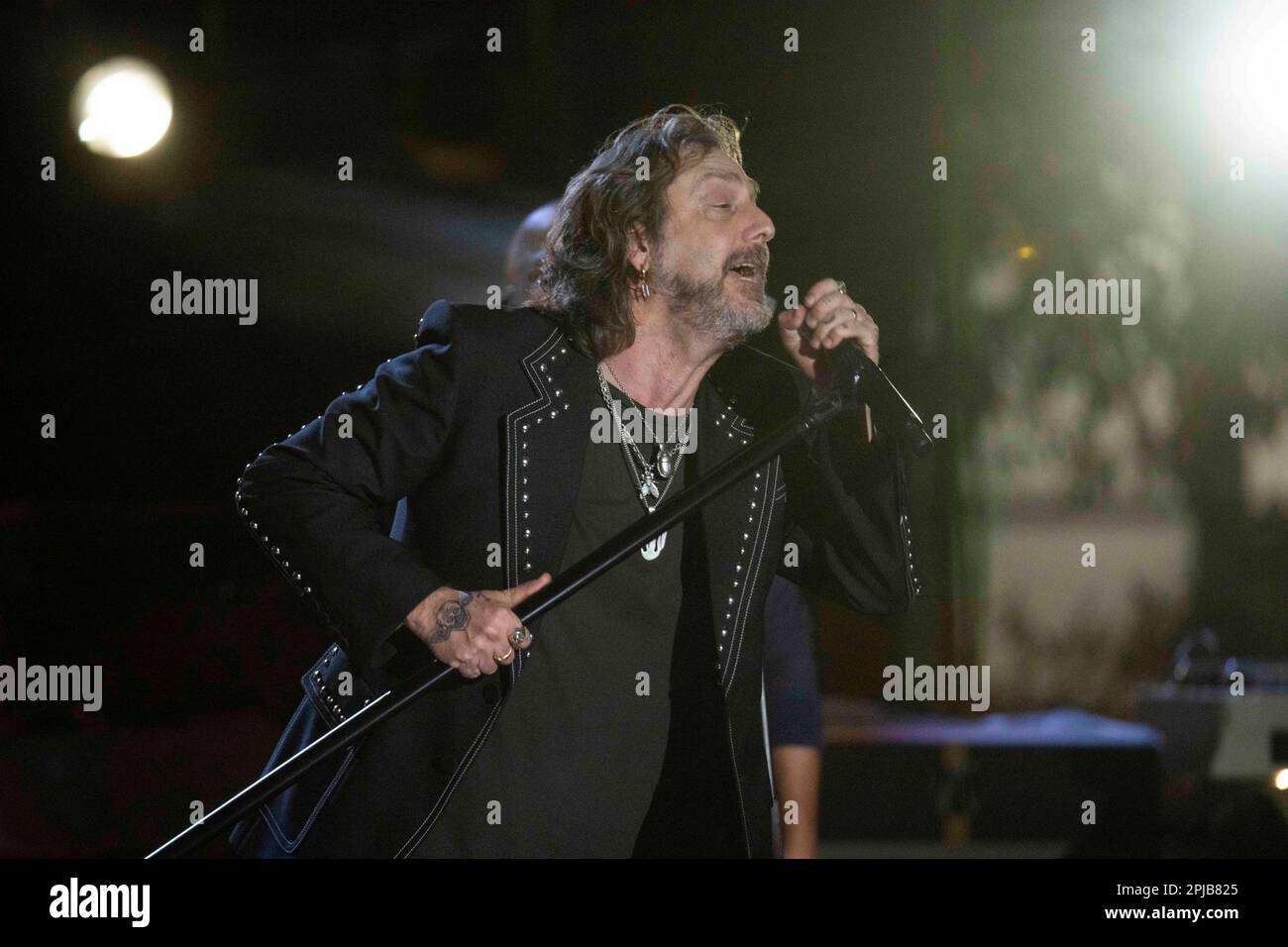 Austin Texas USA, March 31, 2023: Lead singer of rock & roll band The Black Crowes, CHRIS ROBINSON, performs onstage during a taping of Country Music Television's (CMT) Crossroads on an outdoor stage downtown. Credit: Bob Daemmrich/Alamy Live News Stock Photo
