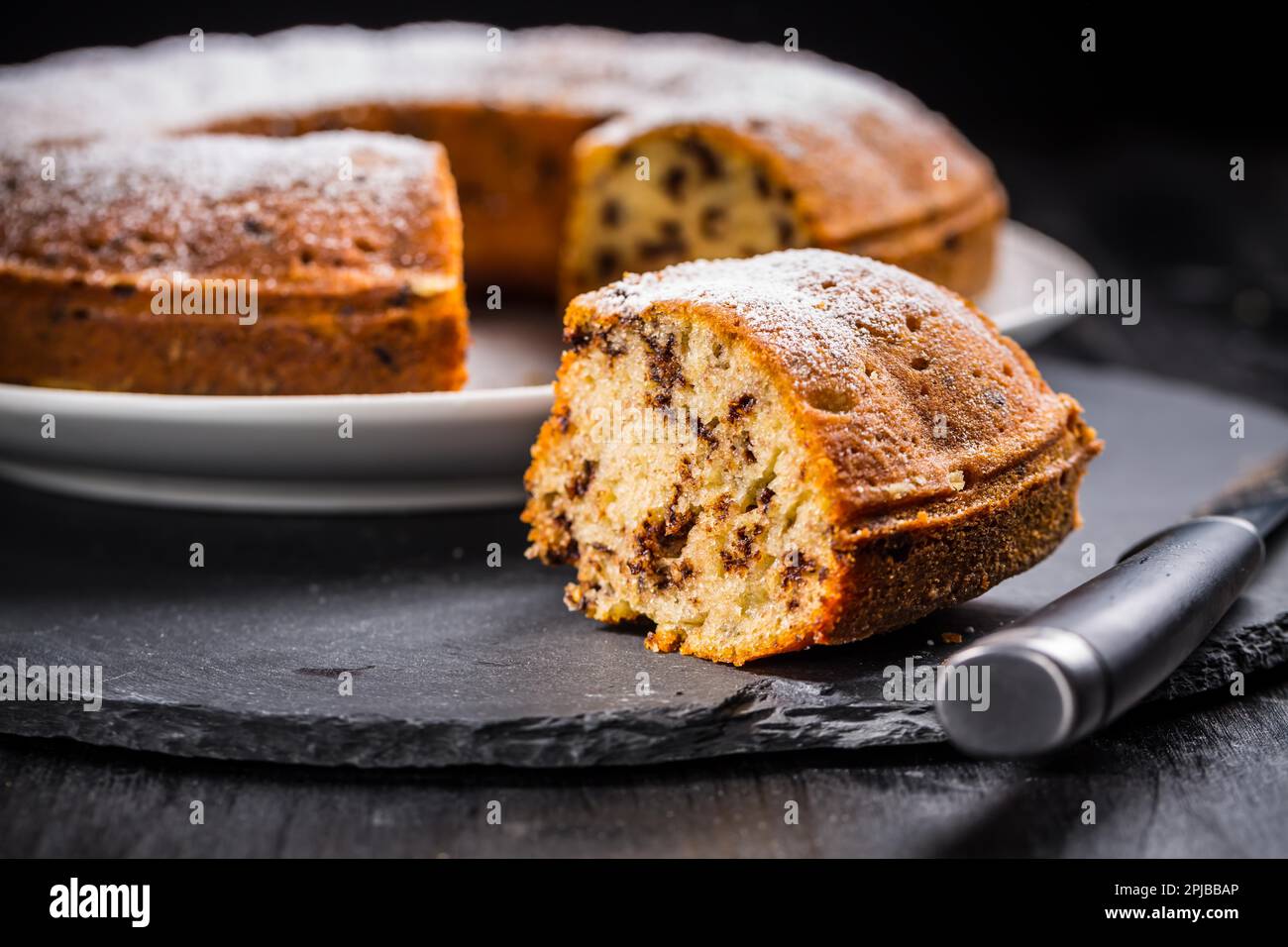 https://c8.alamy.com/comp/2PJBBAP/homemade-vegan-banana-cake-baked-in-bundt-pan-decorated-with-powdered-sugar-2PJBBAP.jpg