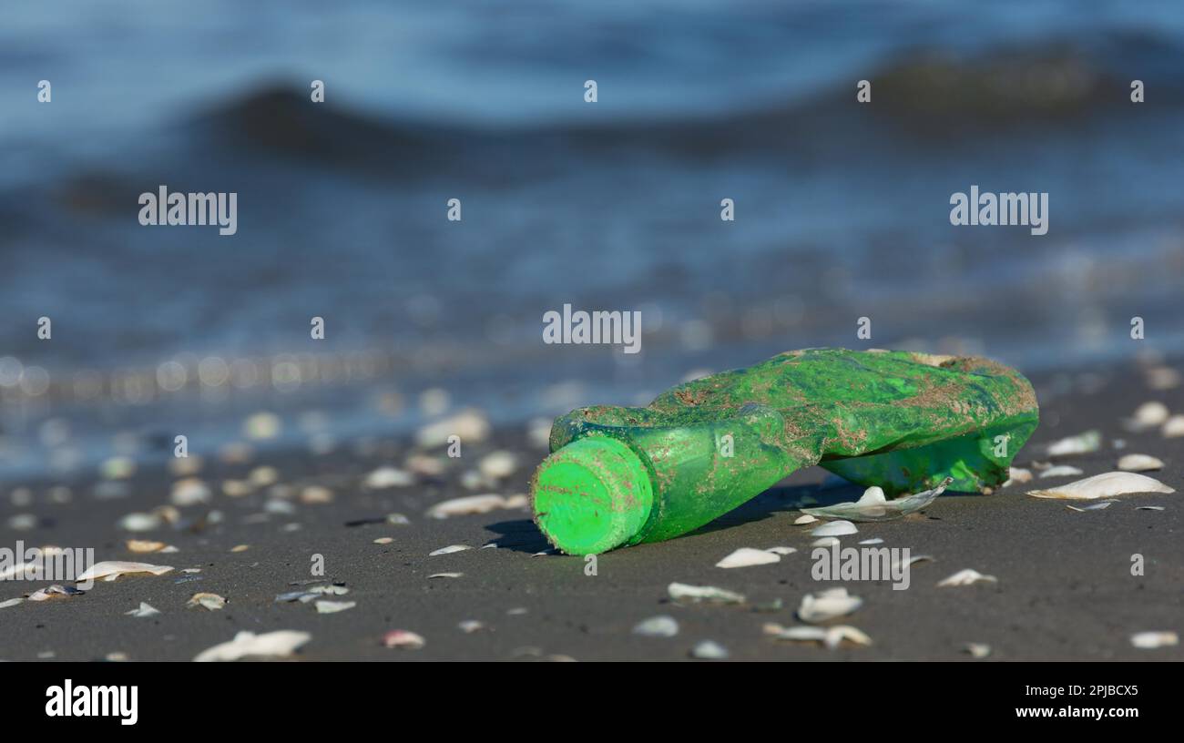 Washed up plastic waste. Stranded plastic waste Stock Photo Alamy