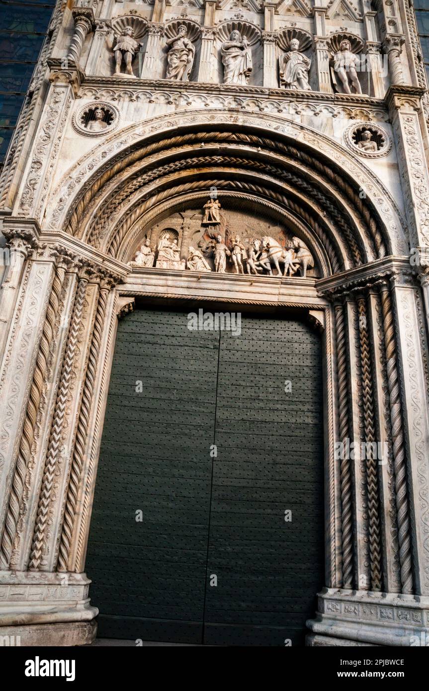 Como Cattedrale di Santa Maria Assunta Esterno Facciata Portale Timpano