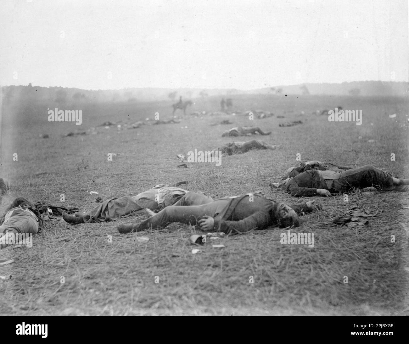 Dead soldiers lying on the Gettysburg battlefield after the Battle of Gettysburg during the American Civil War. The Battle of Gettysberg represented the end of the Confederate troops northern movement and their defeat at Gettysburg is often seen as the turning point of the war. The battle saw 200,000 men meet in combat, with a combined death count of 8000. Stock Photo