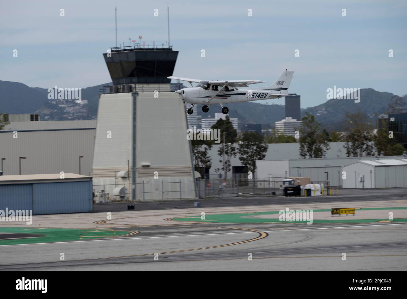 santa-monica-california-usa-31st-mar-2023-a-cessna-172-n5148v