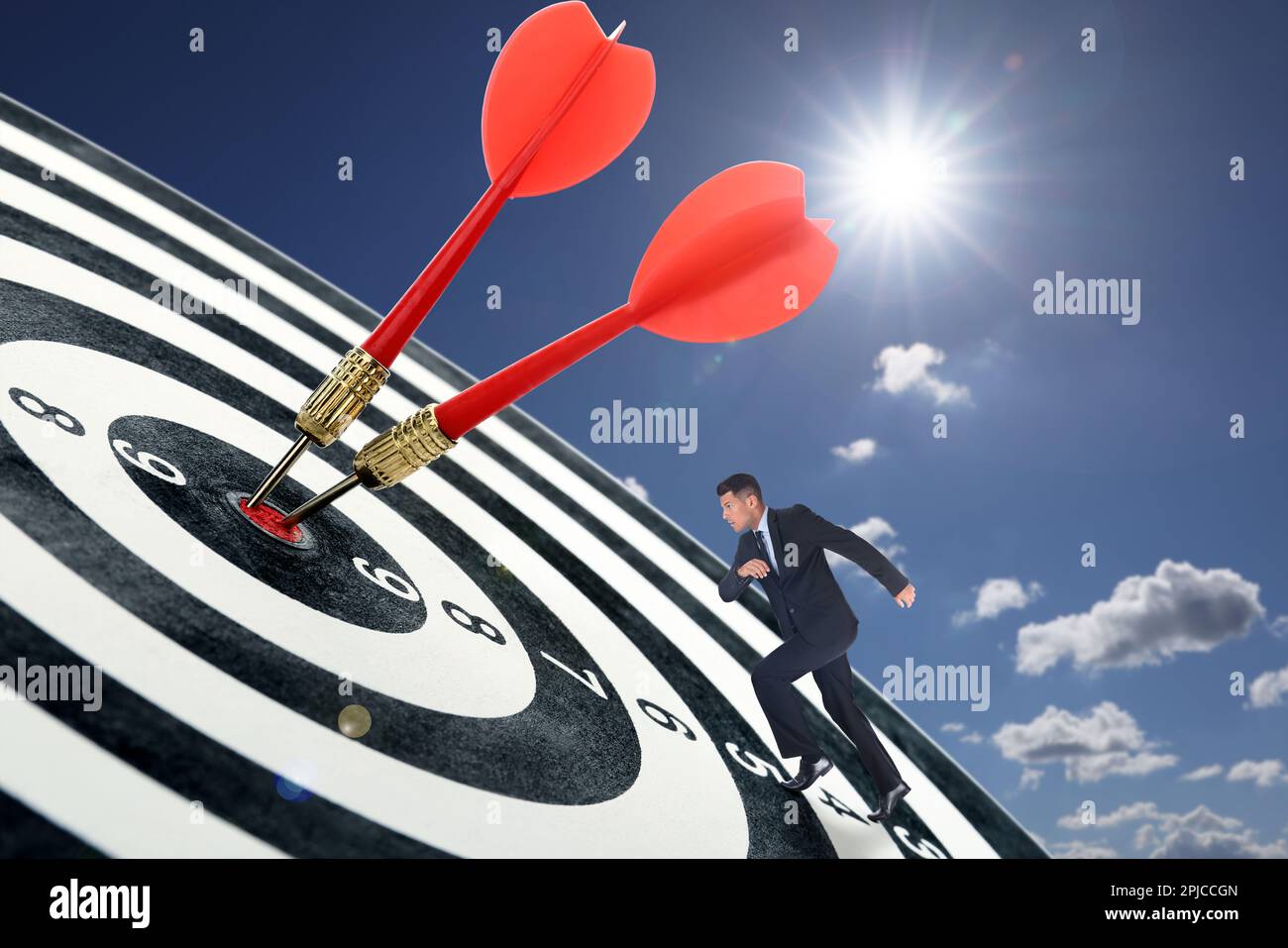 Blue darts hitting center hi-res stock photography and images - Alamy