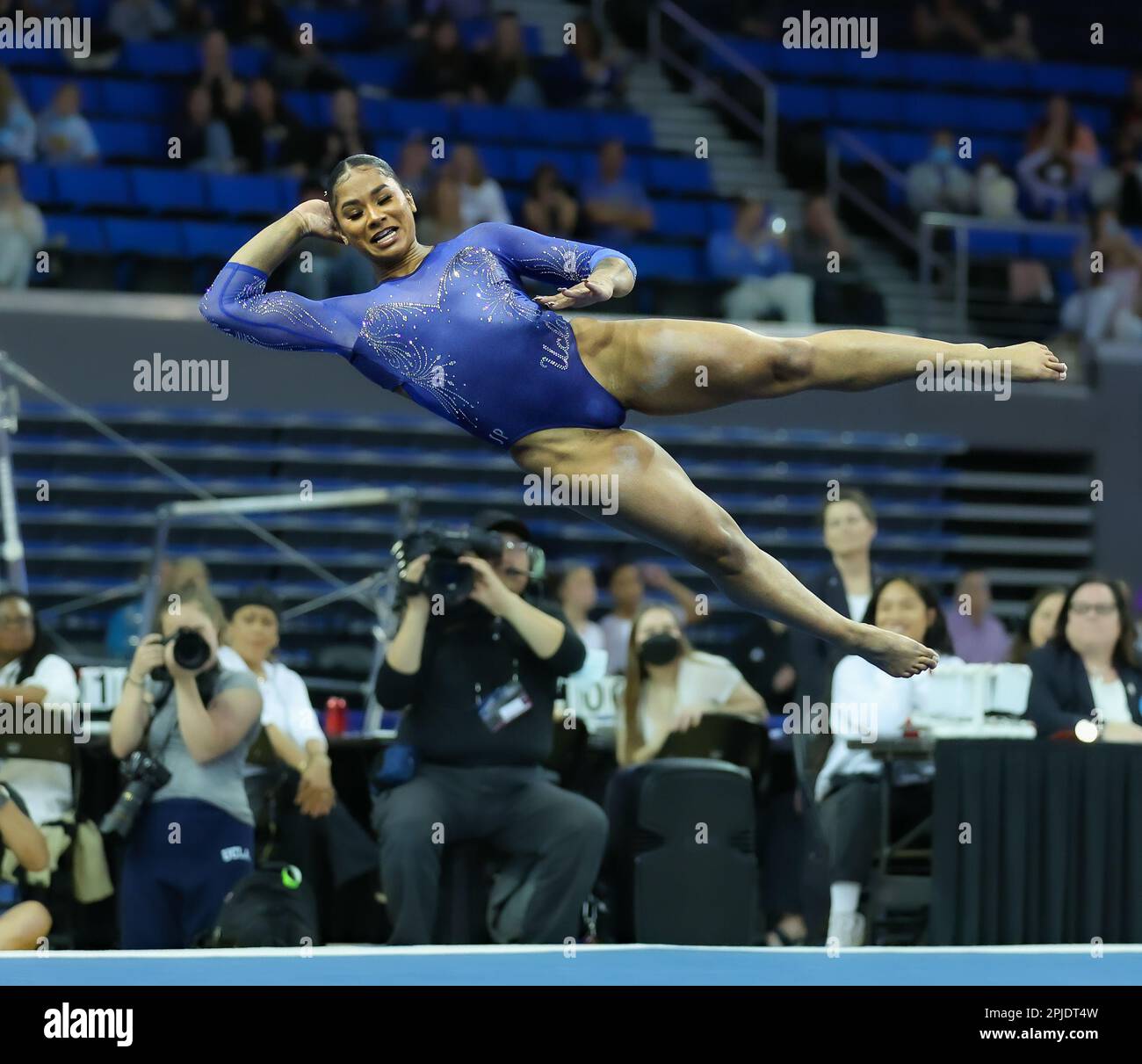 Los Angeles, OK, USA. 1st Apr, 2023. Jordan Chiles performs her floor