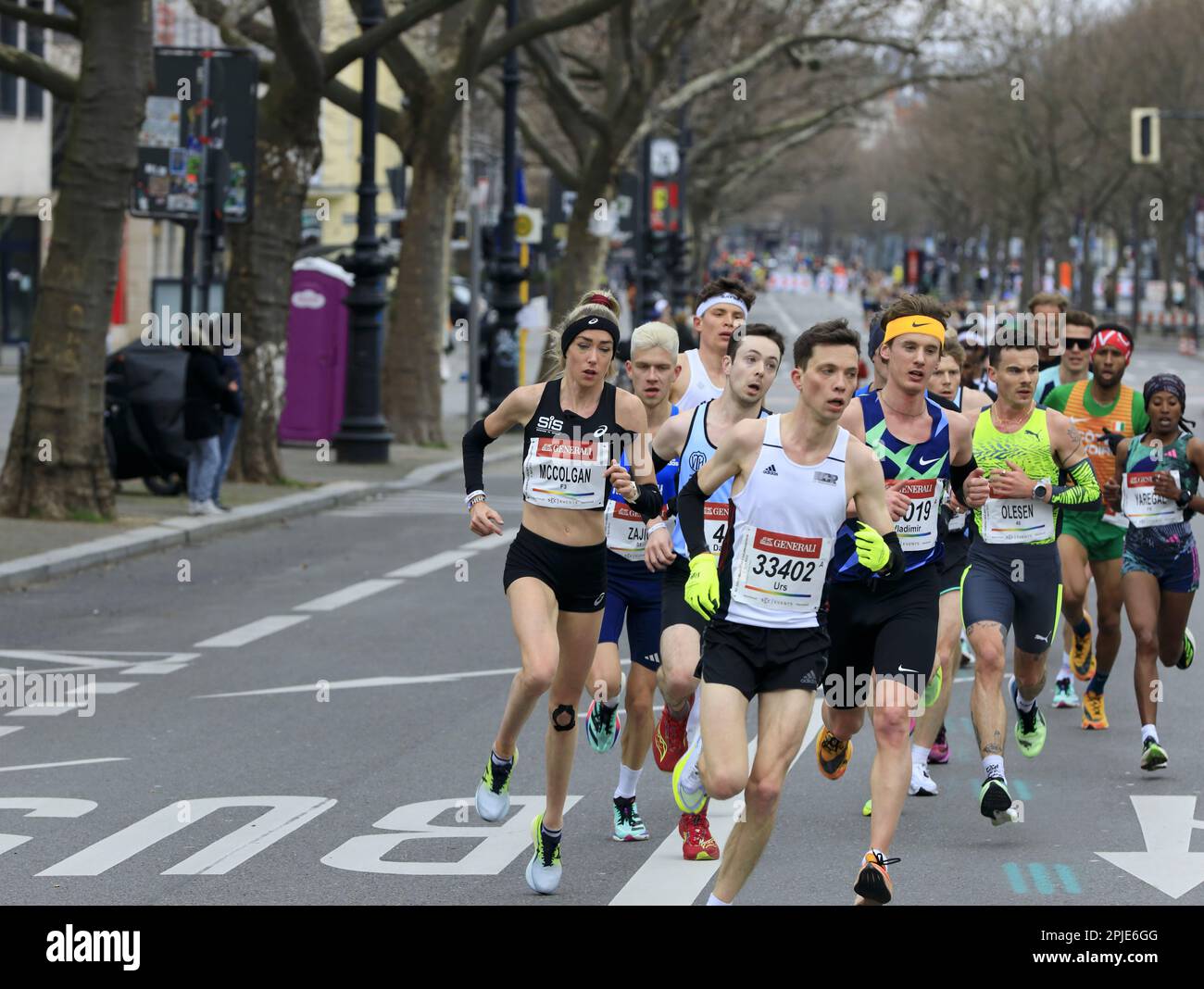 Berlin, Germany, April 2, 2023.Runners and skaters during the 42nd Berlin Half Marathon at the turning point on the Kurfürstendamm, around kilometer 9.3. Credit: Juergen Nowak/Alamy Live News Stock Photo