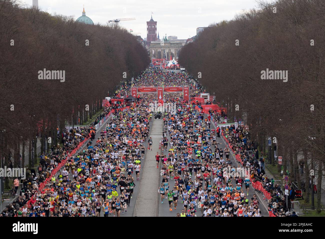 Berlin, Germany. 02nd Apr, 2023. Athletics Half Marathon. Thousands of