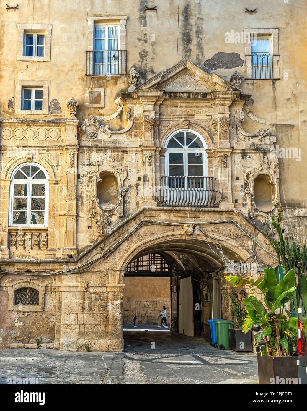 Internal facade, decorated in Baroque style, to a courtyard of one of the noble palaces of the island of Ortigia in Syracuse. Sicily, Italy, Europe Stock Photo