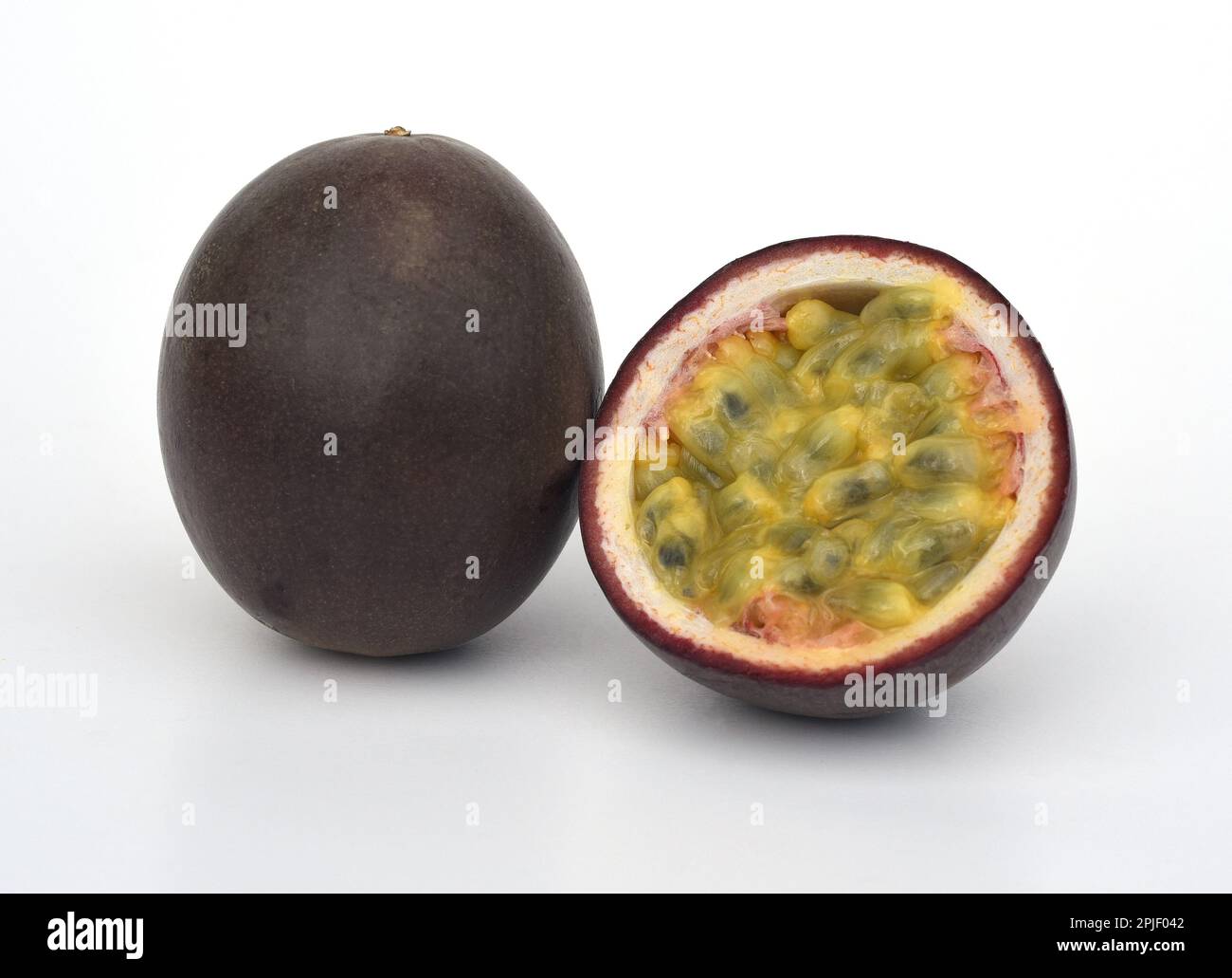 Passionsfrucht, eine aromatische Frucht, stammt urspruenglich aus Mittel- und Suedamerika, wird heute aber weltweit in den Subtropen kultiviert. Passi Stock Photo
