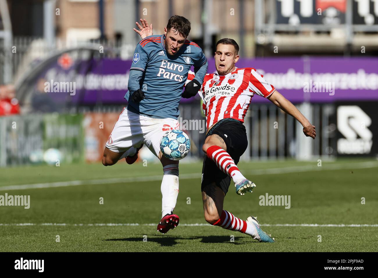 ROTTERDAM - (lr) Santiago Gimenez of Feyenoord, Mike Eerdhuijzen of ...