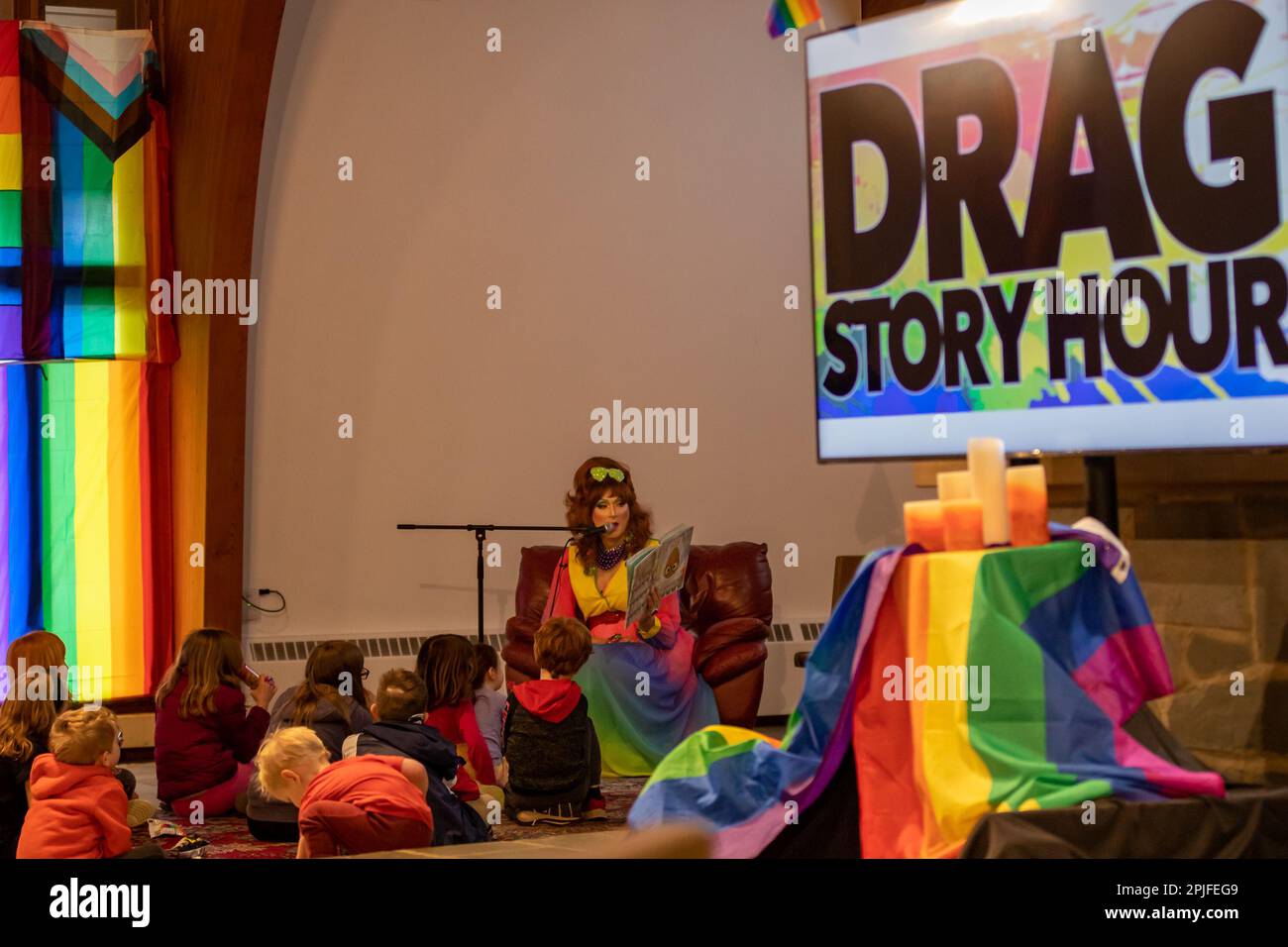 CHESTERLAND, OHIO - APRIL 1: A Drag performer reads a children's book at The Community Church of Chesterland's Drag Queen Story Hour on April 1, 2023 in Chesterland, Ohio. The heightened security at the church, which was reportedly firebombed a week before the event, comes on the heels of a recent spike of anti-drag demonstrations in Ohio communities and across the country.  (Photo by Michael Nigro/Sipa USA) Stock Photo