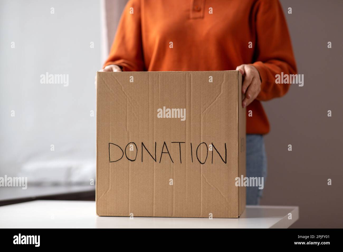 Woman volunteering in donation hi-res stock photography and images - Alamy