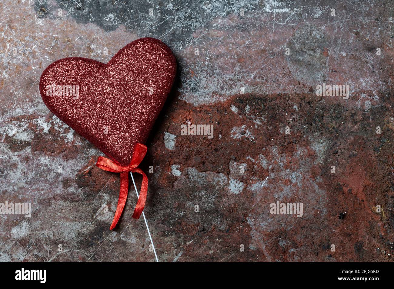 One red heart on rusty metal background for St Valentines day or 14 ...