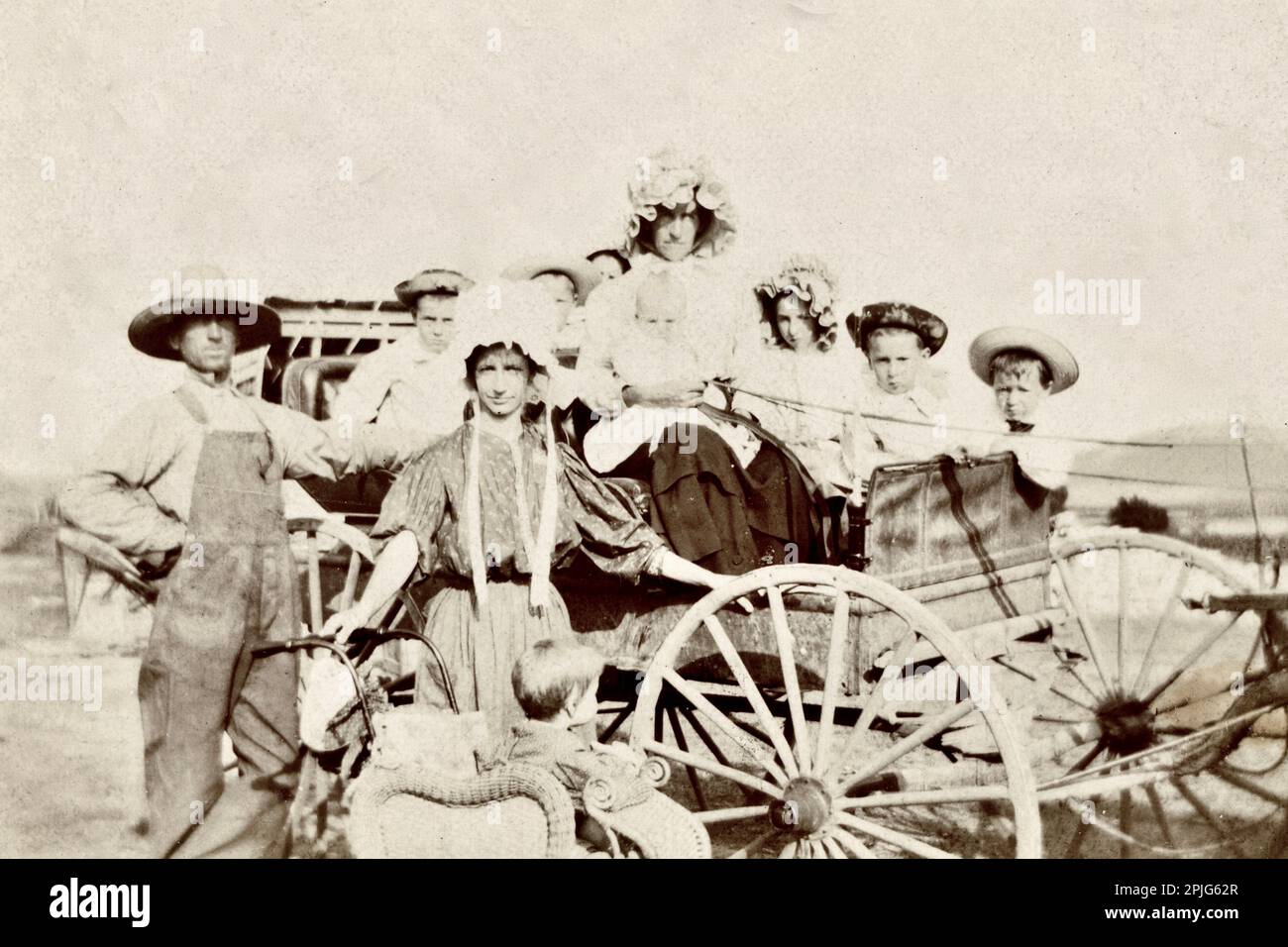 Farm Family early 1900s, Family on Wagon, 1900s fashion Stock Photo - Alamy