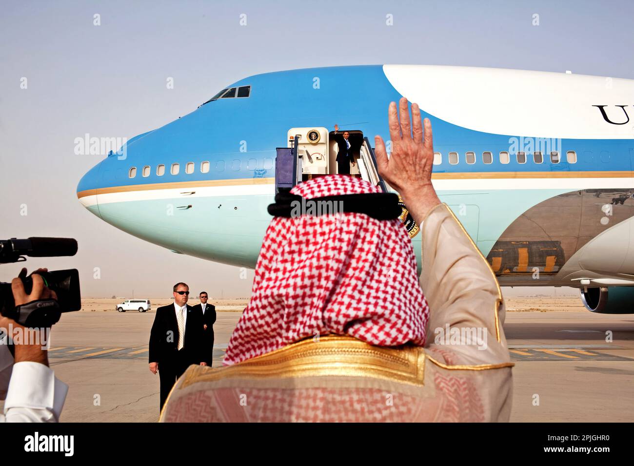 President Barack Obama waves goodbye from the steps of Air Force One as he departs King Khalid International Airport in Riyadh, Saudi Arabia on his way to Cairo, Egypt, June 4, 2009. (Official White House photo by Pete Souza) This official White House photograph is being made available for publication by news organizations and/or for personal use printing by the subject(s) of the photograph. The photograph may not be manipulated in any way or used in materials, advertisements, products, or promotions that in any way suggest approval or endorsement of the President, the First Family, or the Whi Stock Photo