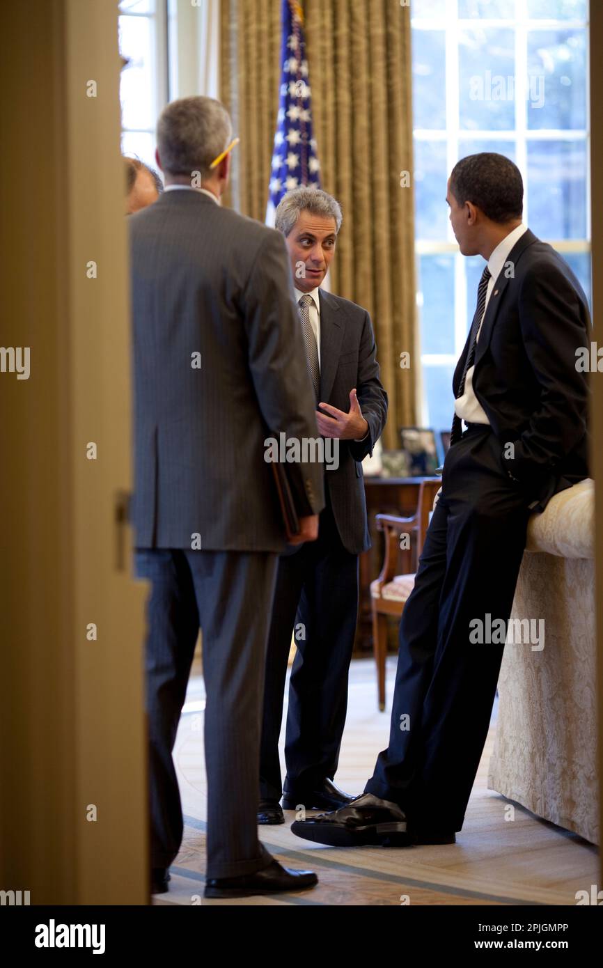 Looking into the Oval Office, President Barack Obama talks to Chief of Staff Rahm Emanuel, Senior Advisor David Axelrod, and Denis  McDonough Director of Strategic Communications at the National Security Council 3/5/09. .Official White House Photo by Pete Souza Stock Photo