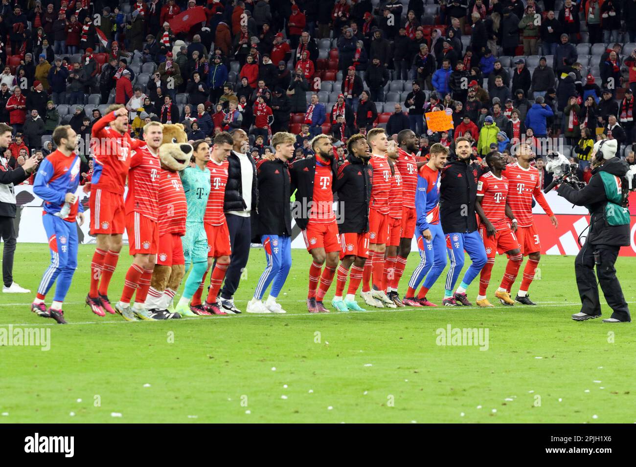 MUNICH, Germany - 01. APRIL 2023: FcBayern players celebrate the 4:2 victory over the hardest Bundesliga rival. 27 Yann SOMMER, FcB Keeper, 2 Dayot UPAMECANO, 4 Matthijs de LIGT, 5 Benjamin PAVARD, 6 Joshua KIMMICH, 8 Leon GORETZKA, 10 Leroy SANƒ, Sane, 11 Kingsley COMAN, 13 Eric Maxim CHOUPO-MOTING, 19 Alphonso DAVIES, 25 Thomas MUELLER, MŸller, 7 Serge GNABRY, 17 Sadio MANƒ, Mane, 22 Joao CANCELO, 38 Ryan GRAVENBERCH, 42 Jamal MUSIALA, after the Bundesliga Football match between Fc Bayern Muenchen and BvB Dortmund at the Allianz Arena in Munich on 1. April 2023, Germany. DFL, Fu Stock Photo