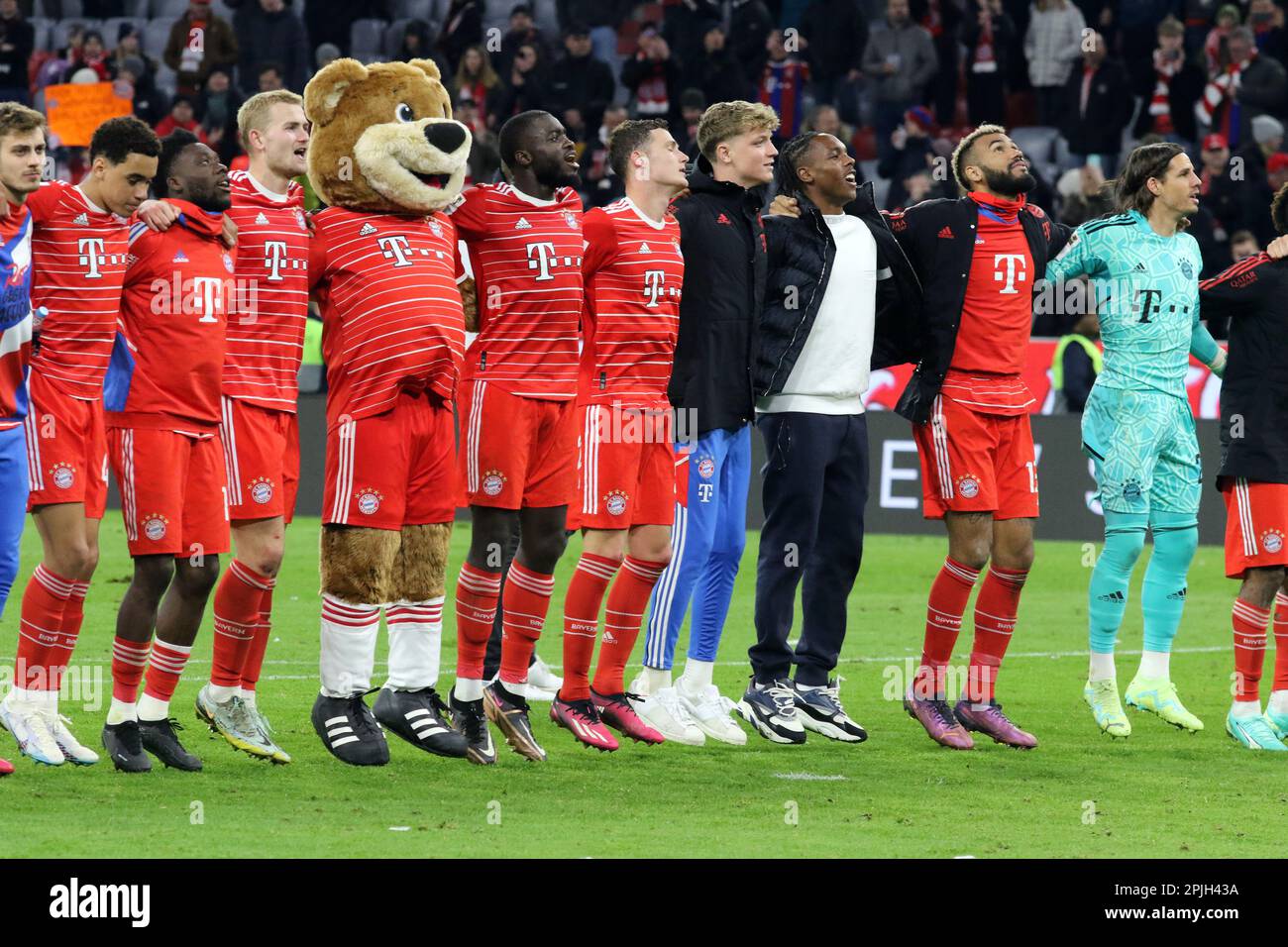 MUNICH, Germany - 01. APRIL 2023: FcBayern players celebrate the 4:2 victory over the hardest Bundesliga rival. 27 Yann SOMMER, FcB Keeper, 2 Dayot UPAMECANO, 4 Matthijs de LIGT, 5 Benjamin PAVARD, 6 Joshua KIMMICH, 8 Leon GORETZKA, 10 Leroy SANƒ, Sane, 11 Kingsley COMAN, 13 Eric Maxim CHOUPO-MOTING, 19 Alphonso DAVIES, 25 Thomas MUELLER, MŸller, 7 Serge GNABRY, 17 Sadio MANƒ, Mane, 22 Joao CANCELO, 38 Ryan GRAVENBERCH, 42 Jamal MUSIALA, after the Bundesliga Football match between Fc Bayern Muenchen and BvB Dortmund at the Allianz Arena in Munich on 1. April 2023, Germany. DFL, Fu Stock Photo