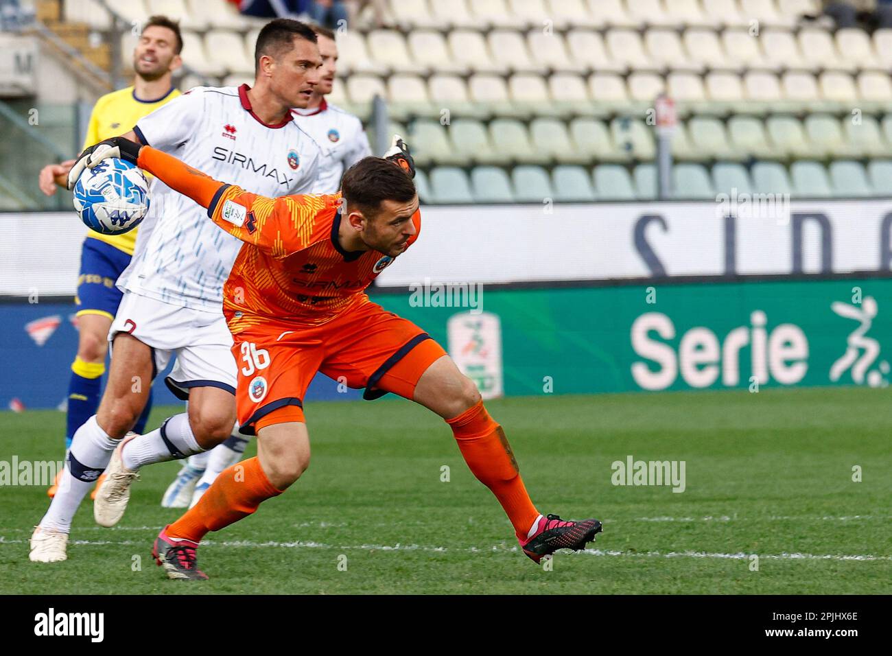 Modena celebrates the victory during the Italian soccer Serie B match Modena  FC vs Cagliari Calcio on February 03, 2023 at the Alberto Braglia stadium  in Modena, Italy (Photo by Luca Diliberto/LiveMedia