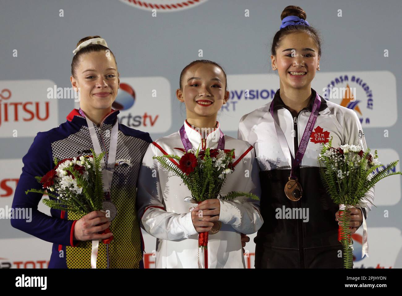 Antalya, T¨¹rkiye. 2nd Apr, 2023. Gold medalist Yu Hanyue (C) of China ...