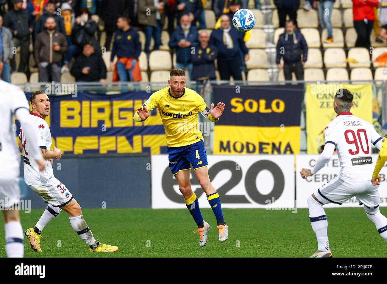 The referee Alberto Santoro during Modena FC vs SPAL, Italian soccer Serie B  match in Modena, Italy, April 22 2023 Stock Photo - Alamy