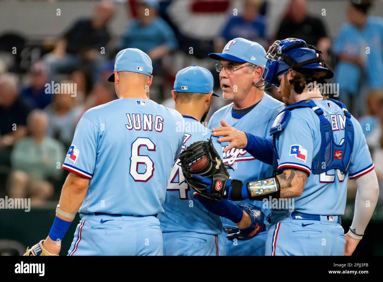 Texas Rangers manager Bruce Bochy, second from right, takes the