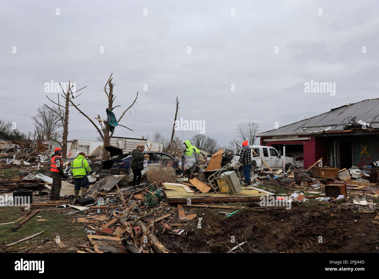 SULLIVAN, INDIANA - APRIL 1: Volunteers help remove items from a damaged home for a family with a baby after a tornado on April 1, 2023 in Sullivan, Indiana. Three people were declared dead, and 8 others were injured, as the search and rescue operation continued Saturday afternoon. The severe storm that created the tornado struck Friday, March 31, 2023 and damaged about 150 homes and structures in Sullivan. (Photo by Jeremy Hogan/The Bloomingtonian) Stock Photo