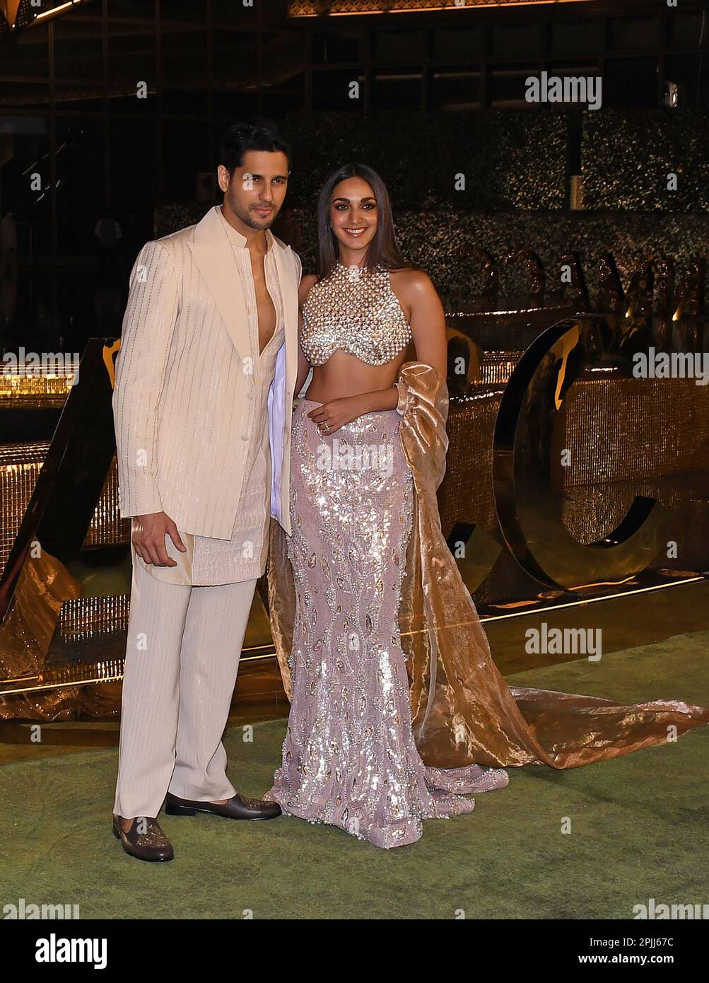 Mumbai, India. 31st Mar, 2023. L-R Bollywood actors Siddharth Malhotra and Kiara Advani pose for a photo at the inauguration of Nita Mukesh Ambani Cultural Centre (NMACC) in Mumbai. Credit: SOPA Images Limited/Alamy Live News Stock Photo