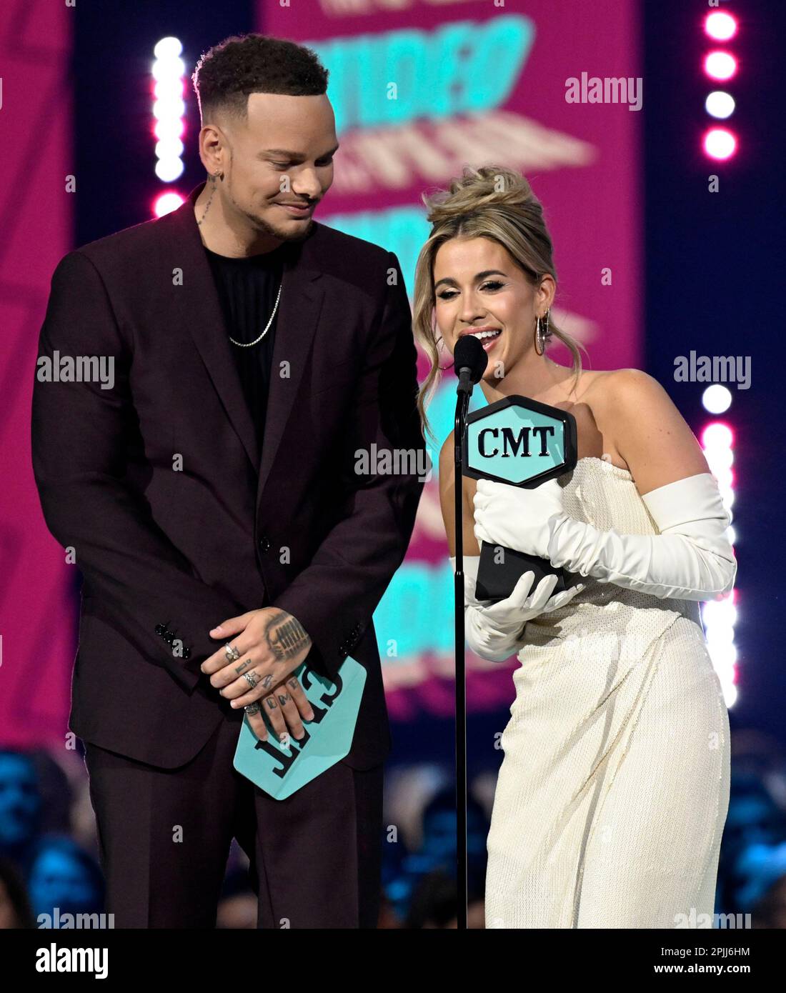 Kane Brown, left, and Katelyn Brown accept the award for video of the