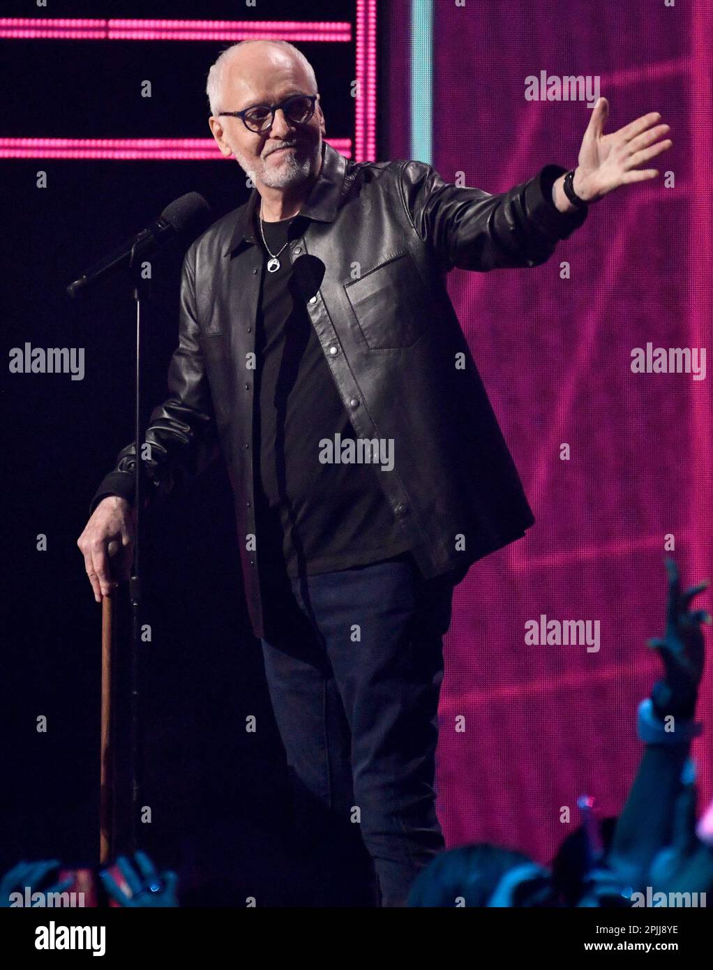 Peter Frampton introduces a Lynyrd Skynyrd tribute at the CMT Music(02)