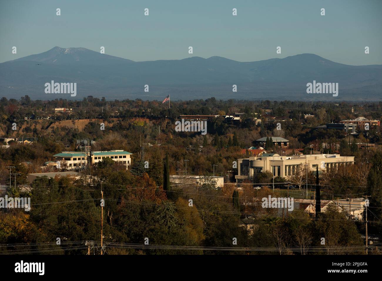Redding, California, USA - November 22, 2021: Late afternoon sun shines on downtown  Redding with a mountain backdrop Stock Photo - Alamy
