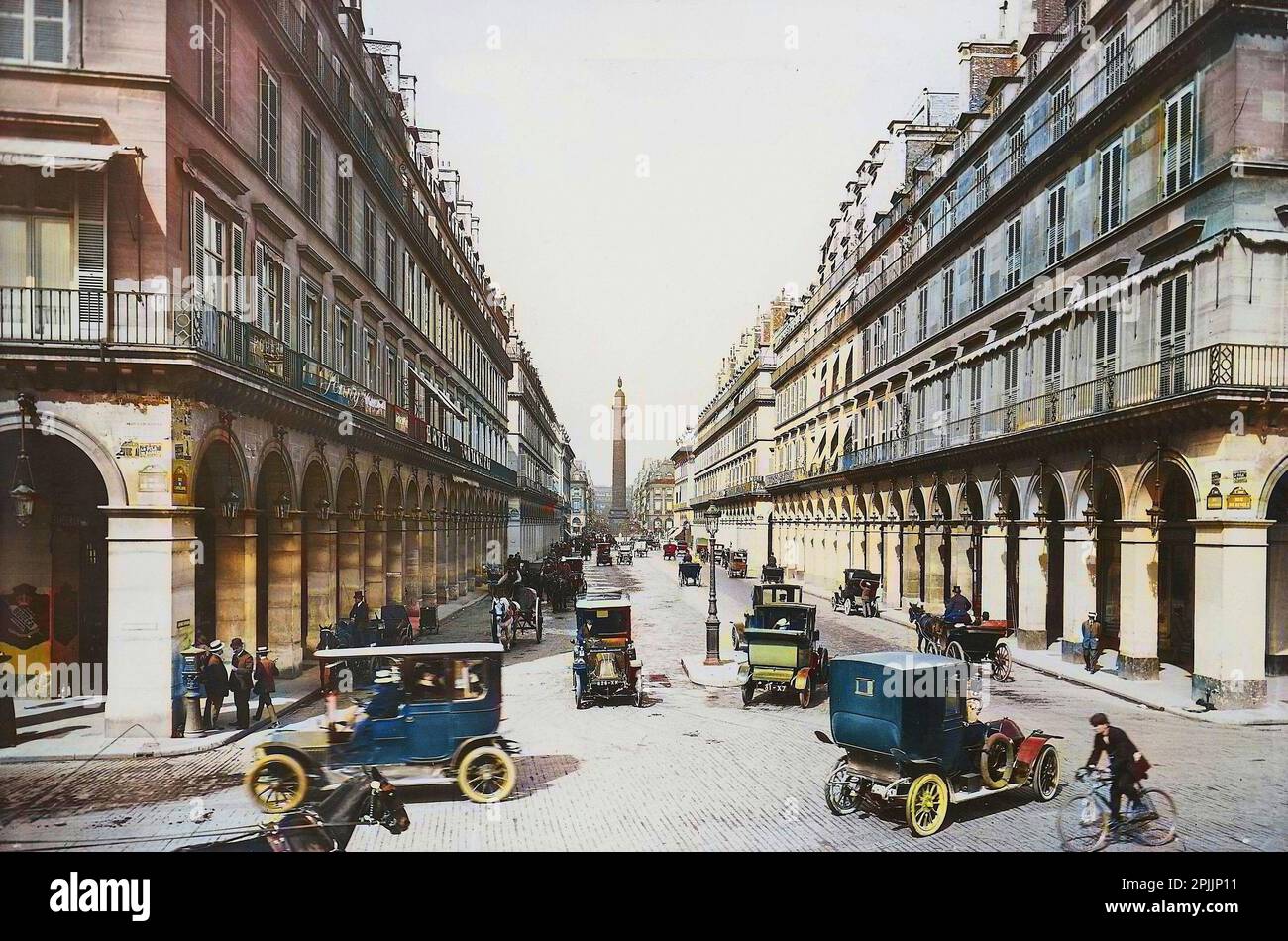 Paris. Vue de la rue de Castiglione au début du 20e siècle. Avec l'obélisque de la place Vendôme en arrière-plan. Stock Photo