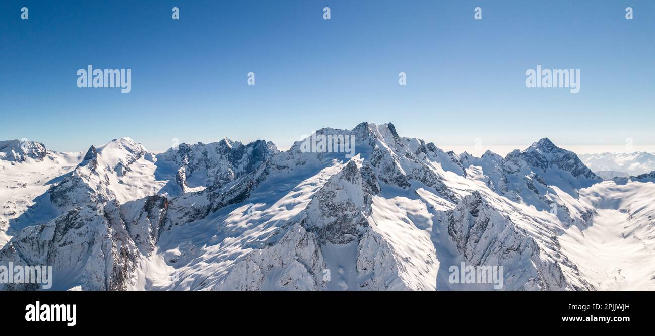 Mountain peaks covered in snow under a clear blue sky Stock Photo - Alamy