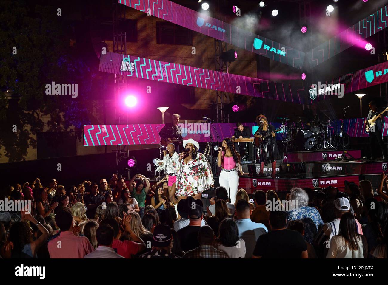 Singers using microphones hires stock photography and images Alamy