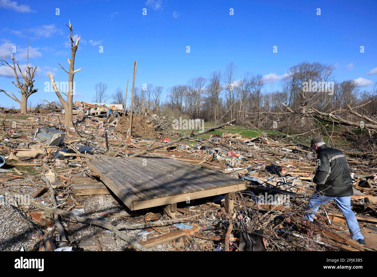 Stinesville, United States. 01st Apr, 2023. Don Hill collects family