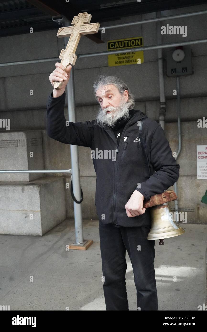 Man Ringing Gong Man ringing large bell hi-res stock photography and images - Alamy