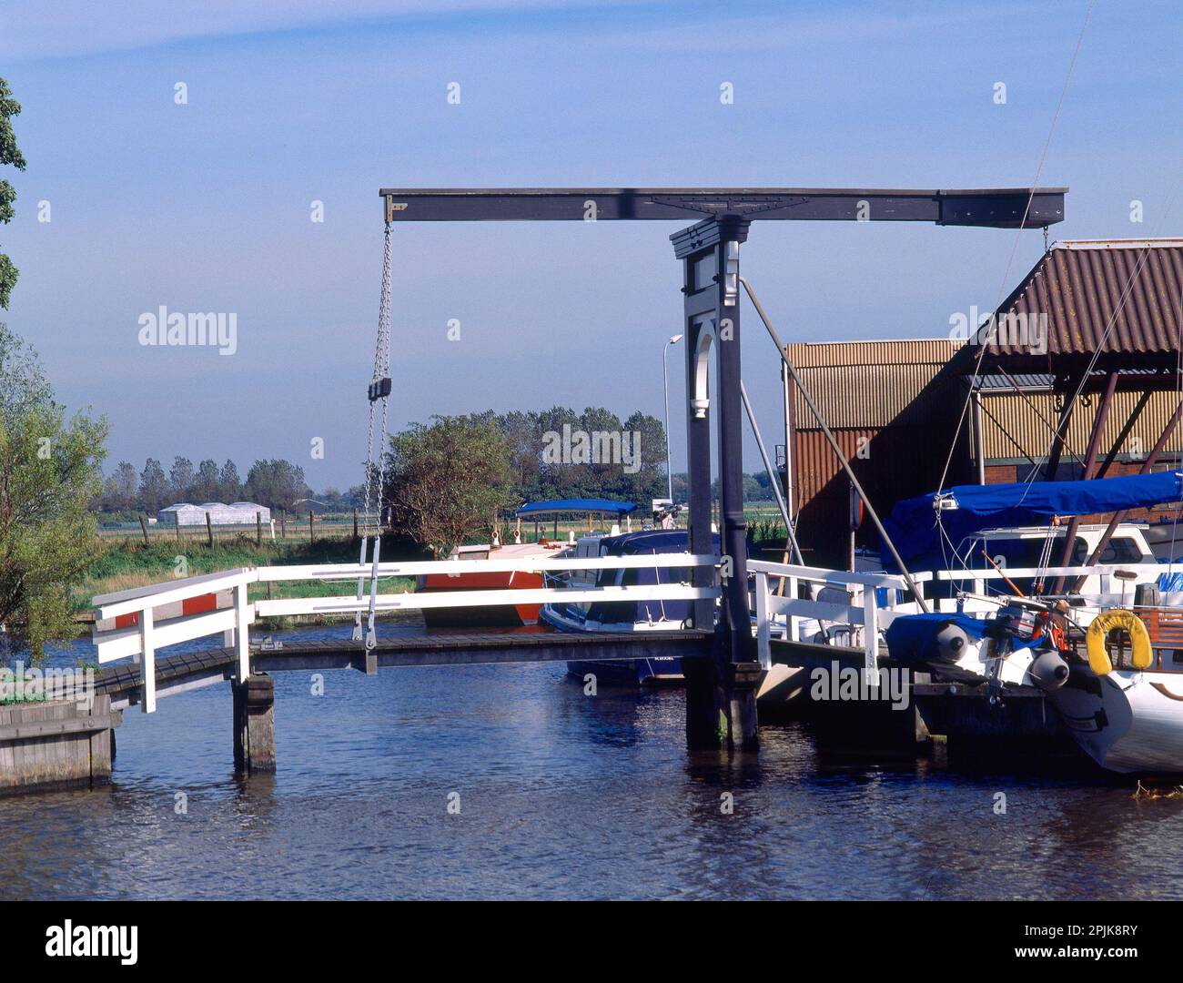 PUENTE LEVADIZO EN UN CANAL LATERAL - FOTO AÑOS 90. Location: CANAL DEL NORTE. Nación. HOLANDA. Stock Photo