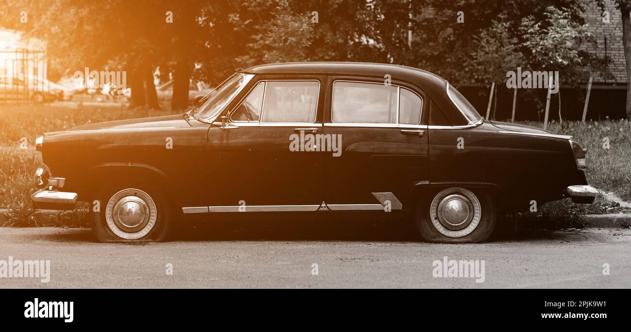 Deflated Car elegant old black vintage car with deflated wheels Stock Photo - Alamy