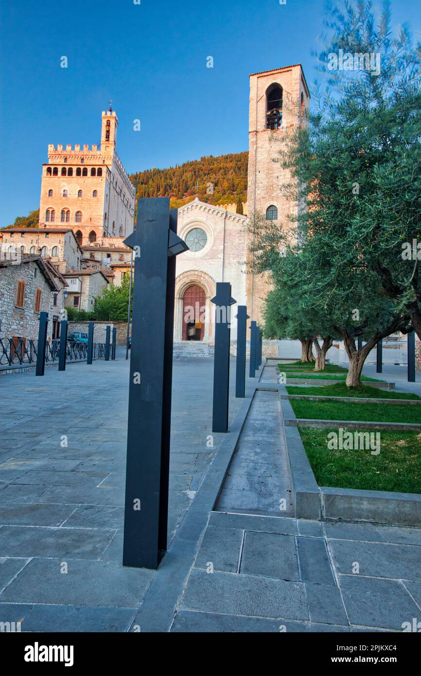 Italy, Umbria, Gubbio. Piazza and Church of San Giovanni against the backdrop of the medieval Palazzo dei Consoli. Stock Photo